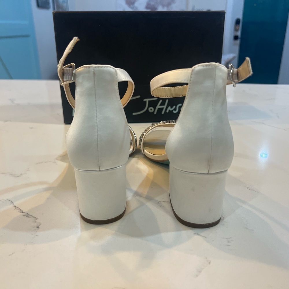 NWB Betsey Johnson Ivory Embellished Heels Size 8 - Picture 3 of 4